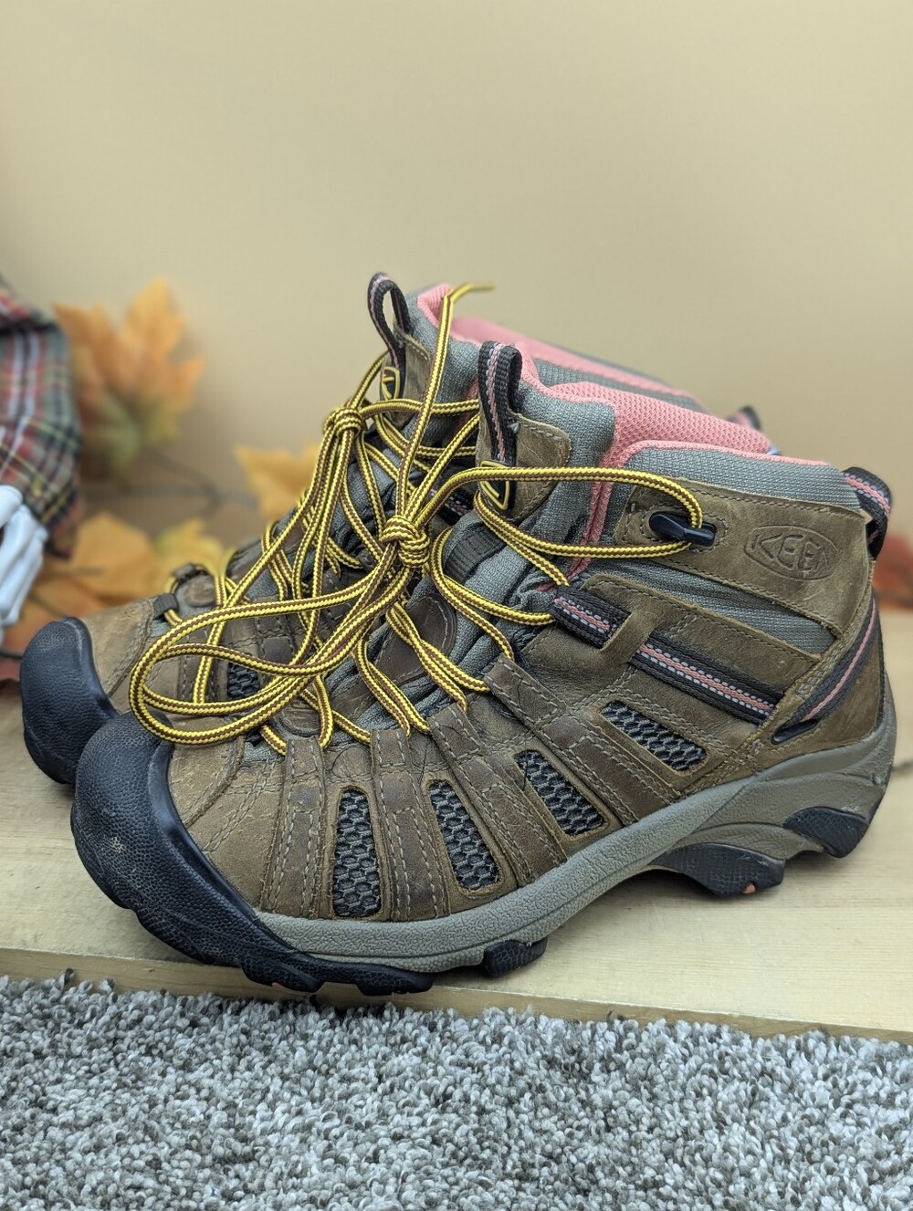 Keen Voyager Mid Women's Size 8.5 Hiking Boots Camping Fishing Winter